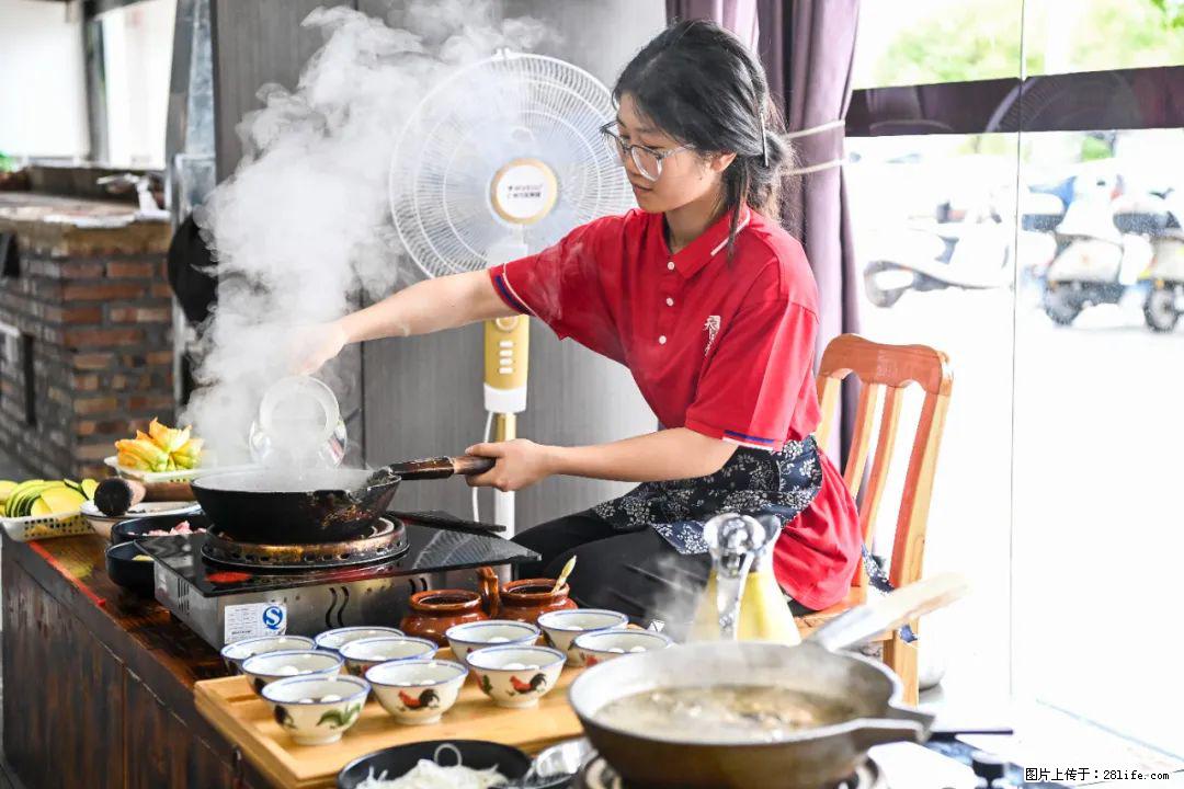 全网追的“扁担女孩”,找了一份暑假工,时薪12元 - 衢州生活资讯 - 衢州28生活网 quzhou.28life.com